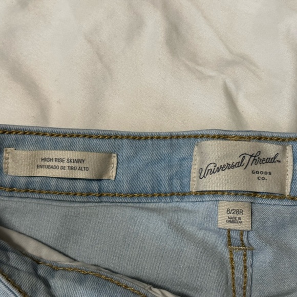 Universal Thread Light Wash Distressed High Rise Skinny Jeans size 6/28R - Picture 5 of 5